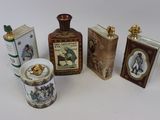 plusieurs types différents de flacons et de récipients de parfum posés sur une surface blanche