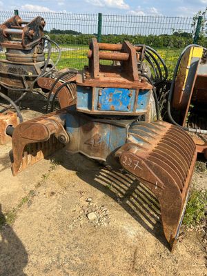 un tracteur équipé d'une charrue, dans la terre