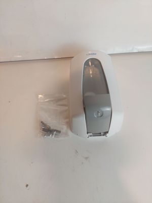 un distributeur de papier toilette fixé au mur