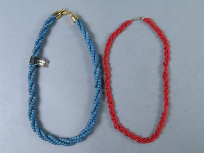 deux colliers en corde bleue et rouge, avec un fermoir doré