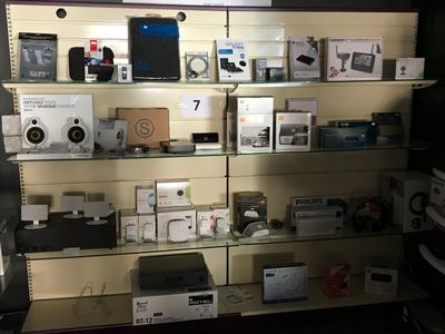 de nombreux appareils électroniques sur les rayons du magasin