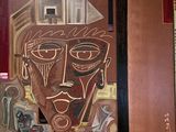 une peinture représentant le visage d'un homme sur le mur