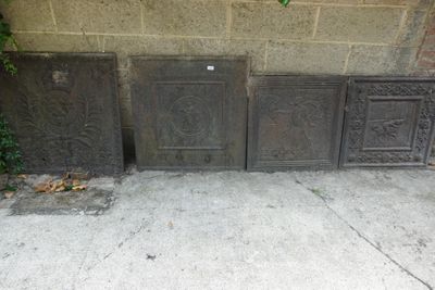 quatre portes sur le trottoir, à côté d'un mur de briques