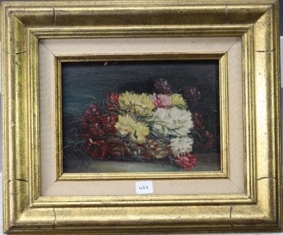 une peinture à l'huile représentant des fleurs, dans un cadre doré, accrochée au mur