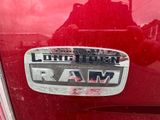 un gros plan sur un insigne apposé sur une voiture rouge
