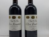 deux bouteilles de vin rouge posées l'une à côté de l'autre sur une table