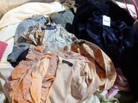 Palette de 200 pièces de vêtements d'occasion : (divers état…