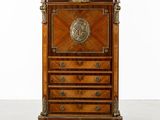 une commode ancienne ornée d'un médaillon sur le dessus
