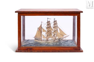 une vieille maquette de bateau en bois exposée dans une vitrine