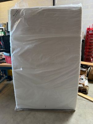 a mattress that is sitting on top of a pallet
