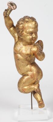 figurine en or représentant un bébé tenant une batte de baseball sur une base