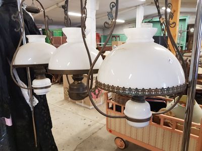 trois lampes suspendues au plafond d'un magasin