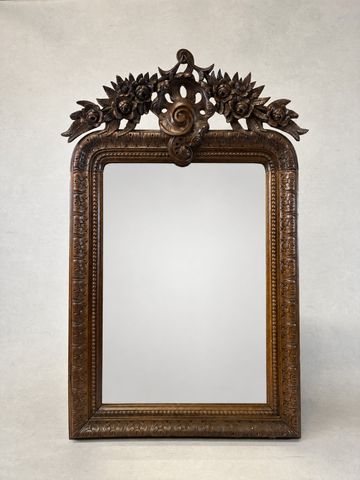 Miroir cadre bois sculpté à décor de coquille déchiquetée, roses 
