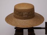 un chapeau posé sur un support, avec un autre chapeau posé dessus