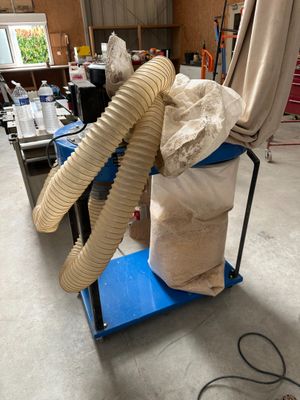 une image représentant une machine à laquelle un tuyau est raccordé à l'arrière