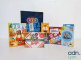il y a toute une gamme de jeux sur la table