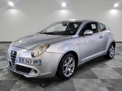 la petite voiture argentée est garée dans le garage sur un sol en damier