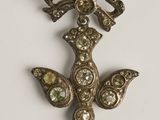 broche en argent et or ornée de pierres vertes et blanches