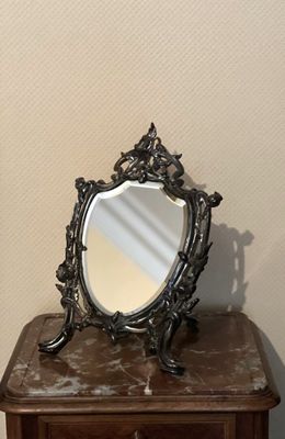 un miroir posé sur une table en bois