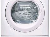 un sèche-linge blanc posé sur un autre sèche-linge, devant un fond blanc
