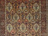 un tapis persan ancien aux motifs rouges et dorés