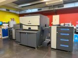 de nombreuses machines dans une grande salle aux murs aux couleurs variées