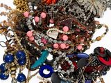 une pile de bijoux assortis sur une surface blanche