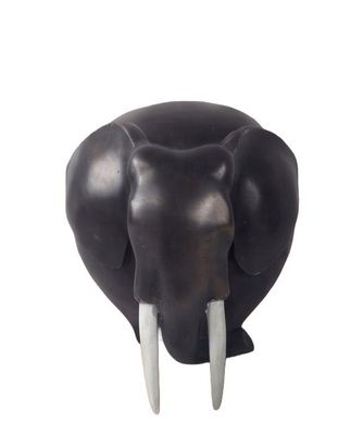 une statue d'éléphant avec des défenses sur la tête