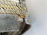 un gros plan d'un casque muni d'une chaîne