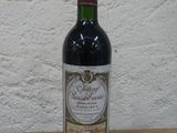 une bouteille de vin posée sur une table