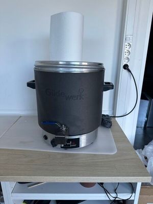 une casserole posée sur une table à côté d'un micro-ondes