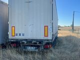 un camion garé dans un champ