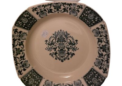une image représentant une assiette ornée d'un motif décoratif
