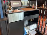 un bureau avec un ordinateur dans le coin d'une pièce