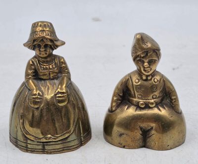 paire de figurines anciennes en laiton représentant une femme et un enfant