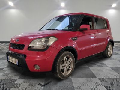 la photo d'une voiture rouge garée dans un garage