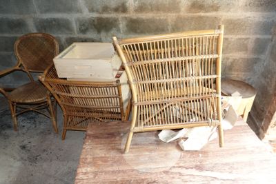 plusieurs chaises et une table dans une pièce dont l'un des murs est en briques