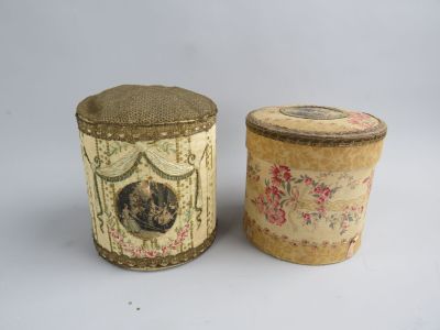 deux petites boîtes sur lesquelles figurent l'image d'une femme et d'un chat
