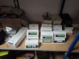 de nombreuses boîtes contenant du matériel électronique posées sur une étagère