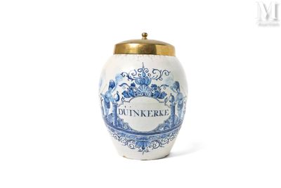 un vase bleu et blanc avec un couvercle doré