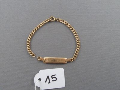un gros plan d'un bracelet auquel est attachée une étiquette