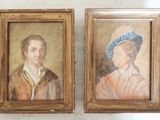 deux portraits encadrés représentant un homme et une femme, dont l'un porte un chapeau bleu et l'autre une veste marron