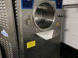 une machine posée sur le comptoir d'une cuisine