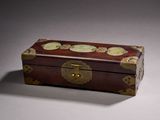 une petite boîte en bois ornée de motifs dorés