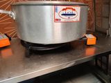 une grande casserole posée sur une table en métal