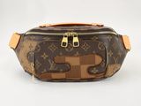 un gros plan d'un sac banane Louis Vuitton sur fond blanc