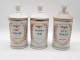 trois boîtes blanches et dorées ornées de bordures dorées