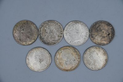 six types différents de pièces d'argent sont alignées