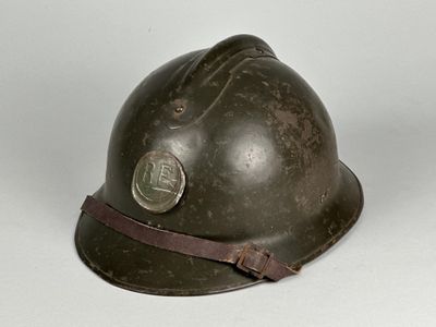 un casque posé sur une surface blanche