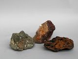 Trois types de roches différents sont représentés sur une surface blanche